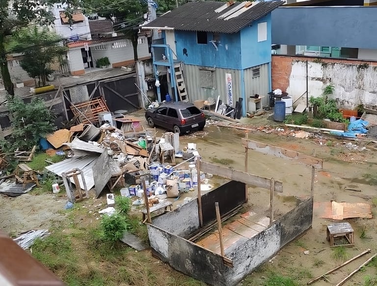 Terreno abandonado con riesgo de invasión y multas municipales