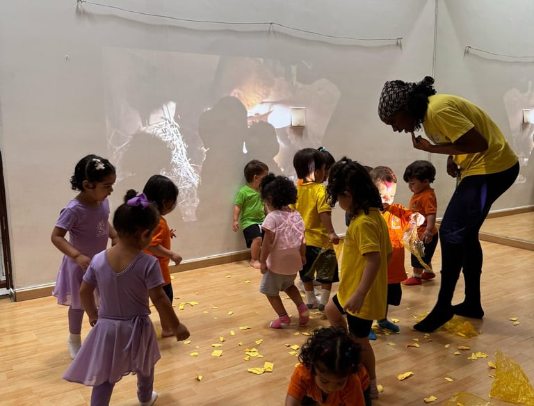 Niños en clase de danza con proyecciones atras en Ukelele Jardín Infantil