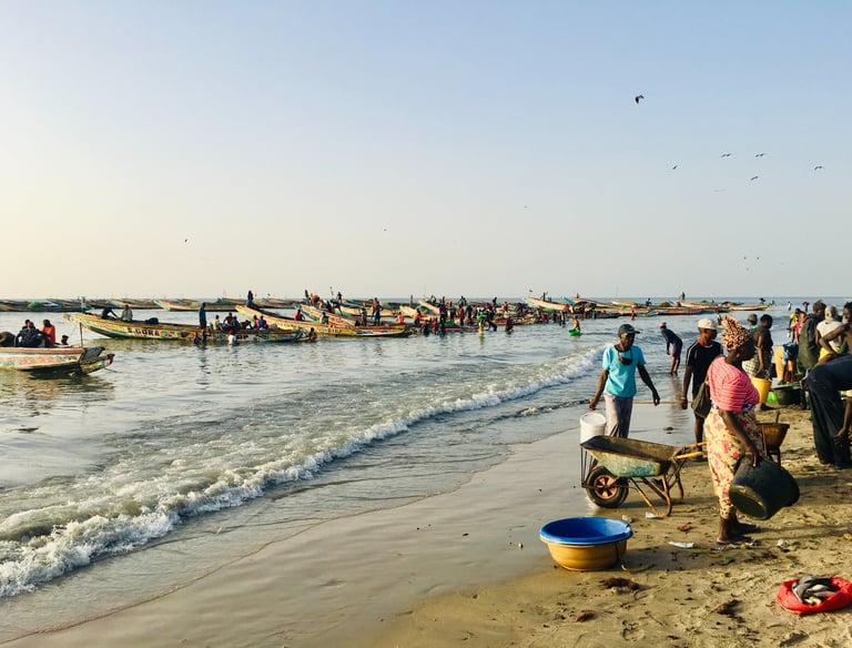 eine Gruppe von Menschen, die am Strand steht