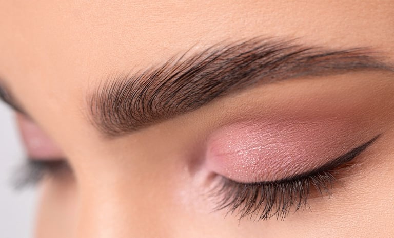 Isparta microblading uygulaması - Esin Orhan'da doğal görünümlü kaş tasarımı