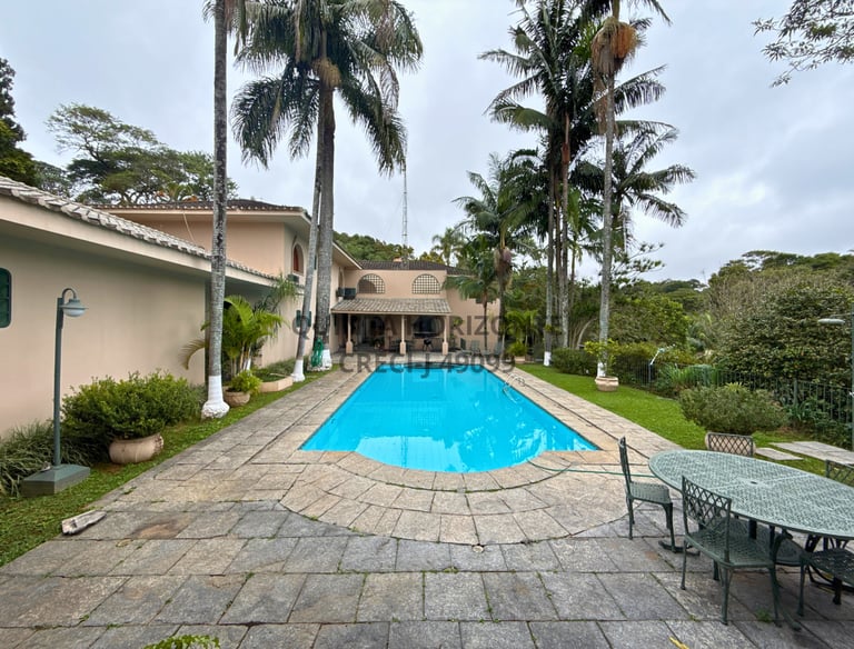 Aluga-se luxuosa mansão mobiliada - alto padrão