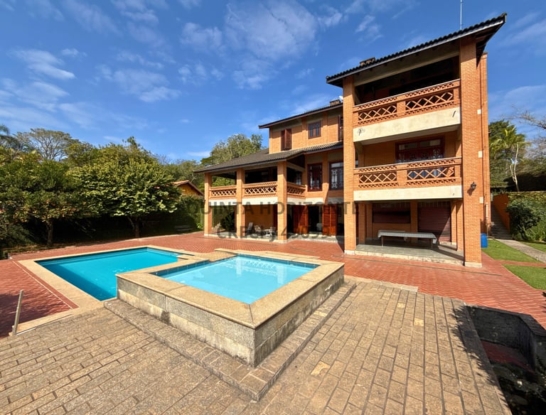 Vende-se luxuosa e sofisticada residência - alto padrão – acabamento em espécie de madeira nobre