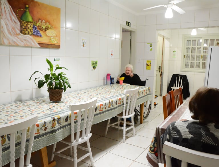 Idosos Fazendo Refeição Preparada Pela Nutricionista