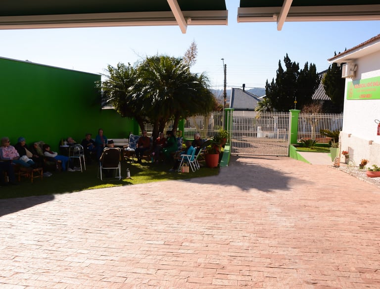 Grupo de Idosos Sentados no Jardim da Casa de Repouso