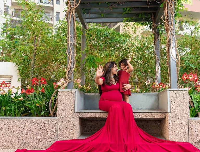 Maternity photography of a mother and child in a garden setting, Elegant Photo Studio