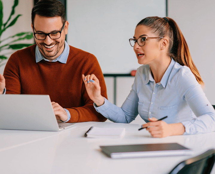 Ein Mann und eine Frau, die an einem Tisch eine Beratung haben