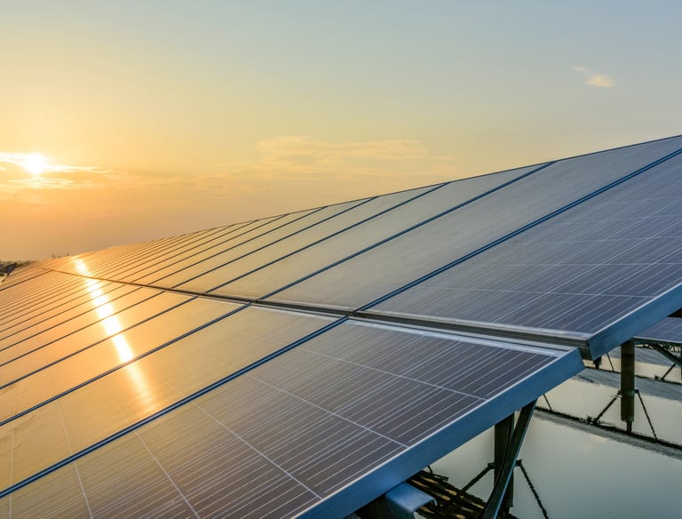 Solarpanelen ausgestatteter Solarpark an einem sonnigen Tag.
