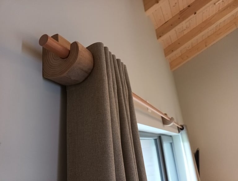 Gardinenstange mit Halterung aus urigen Holzelementen