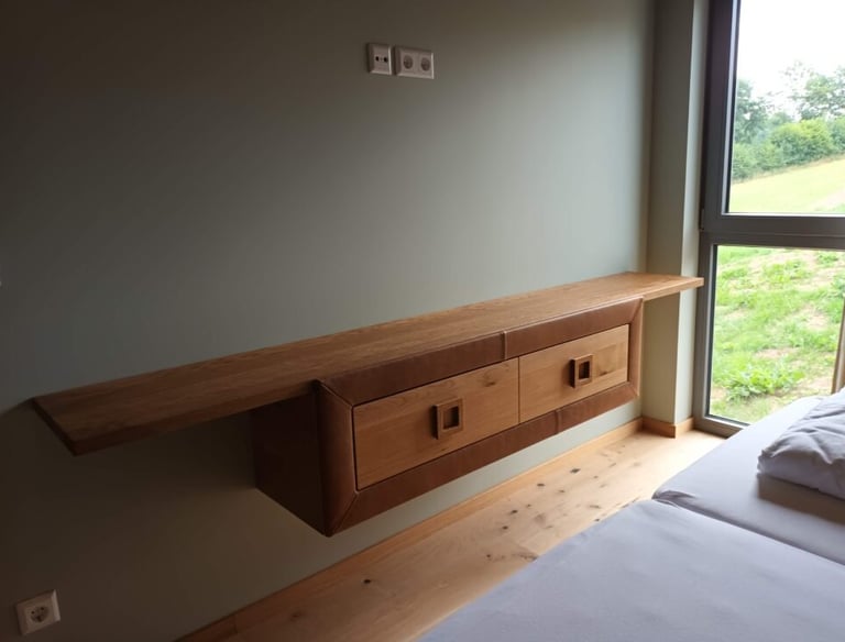 Sideboard aus Massivholz mit Lederdetails