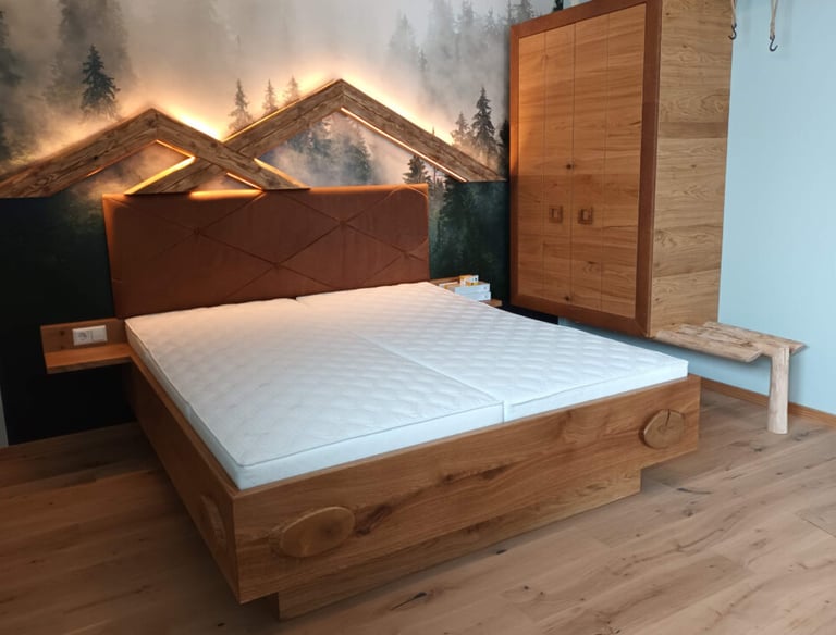 Doppelbett aus Holz mit gepolstertem Leder-Betthaupt und indirekter LED-Beleuchtung