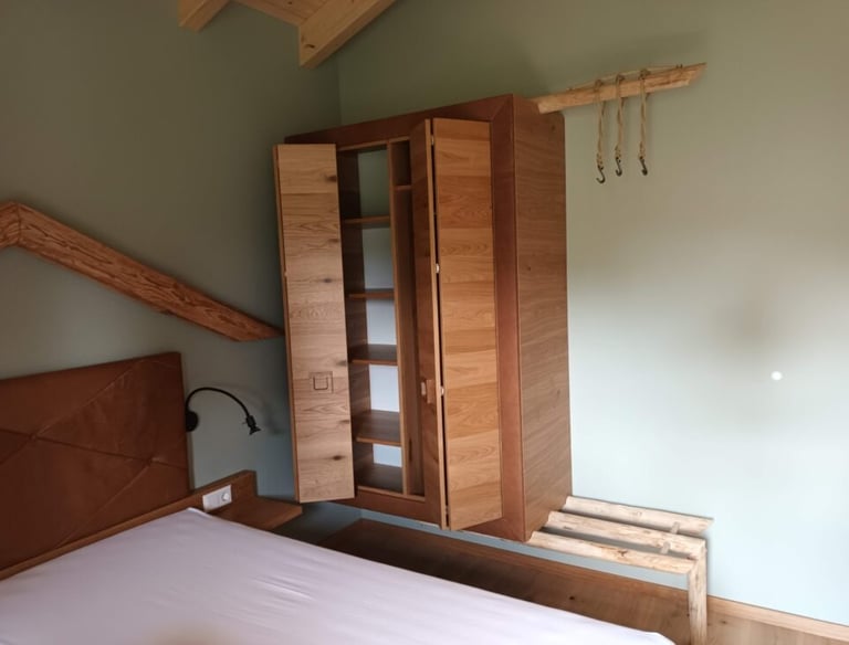 Designer-Kleiderschrank mit raffinierten Lederdetails