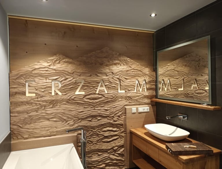 Badezimmerdesign: Wandelement aus Holz mit gefräster Bergszene und Hinterleuchtung