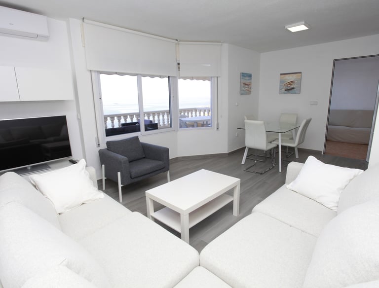 salón luminoso, sofá , TV y mesa comedor