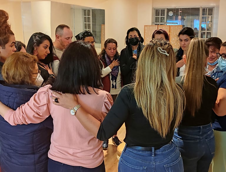 personas felices en taller de crecimiento personal y gestión emocional