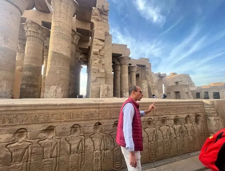 Grupo do Brasil em excursão com guia Hadi no Templo de Kom Ombo”