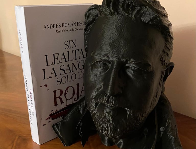 Busto del autor de "sin lealtad, la sangre solo es roja, Andrés Román