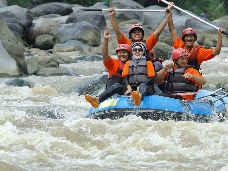 Instruktur profesional memandu peserta Paket Rafting Progo Atas dengan aman dan menyenangkan