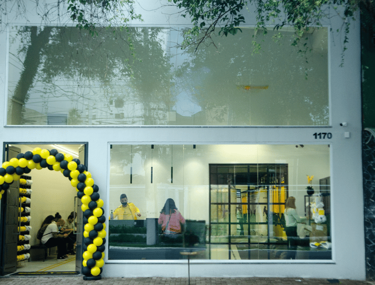 Foto da fachada de um ponto comercial
