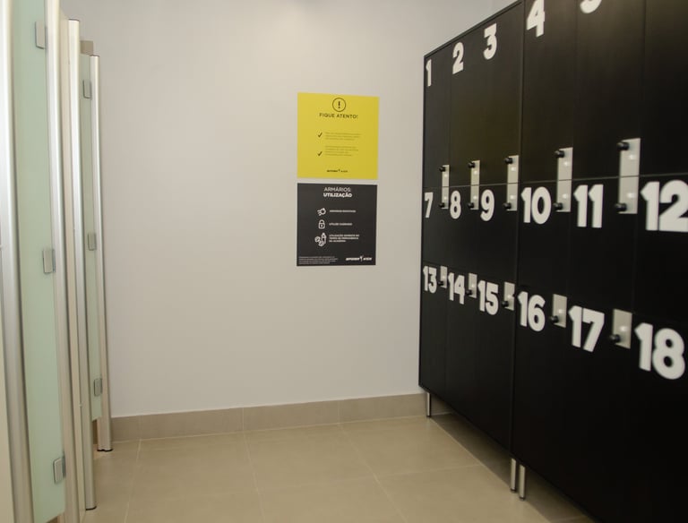 foto de vestiario de academia com armario