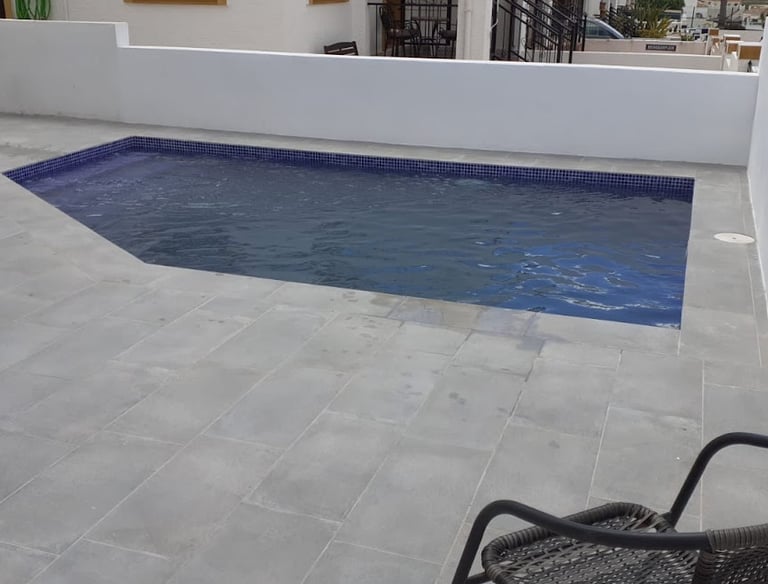 Moderner Luxus Pool in La Marina von Aurea Luxe General Construction Costa Blanca