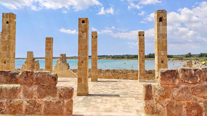 le colonne di vendicare e cielo azzurro