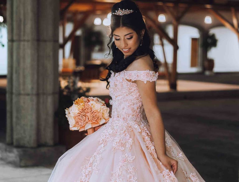 Retrato nocturno de quinceañera con piel morena, vestido rosa, sosteniendo ramo de flores en Quito Ecuador