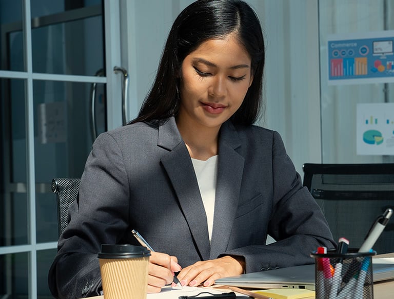 alt="Consultant financier analysant des données sur une tablette - Cabinet de recrutement Finance"