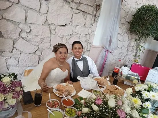 Novios disfrutando barbacoa en servicio de catering para boda en Querétaro.