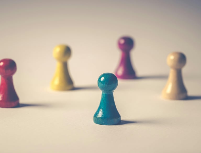 Vijf poppetjes in een ruimte opgesteld, symboliseert rollen, verhoudingen en verantwoordelijkheden.