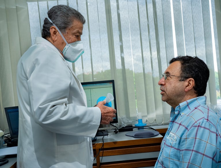 Médico realizando un examen de salud ocupacional a un paciente en un consultorio médico.