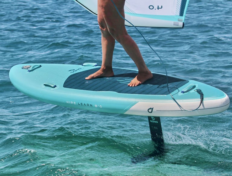 Plaukimas su wing foil lentomis Kuršių mariose – seklus ir saugus vanduo