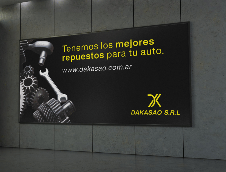 Anuncio de repuestos para automóviles Dakasao en una valla publicitaria que muestra engranajes