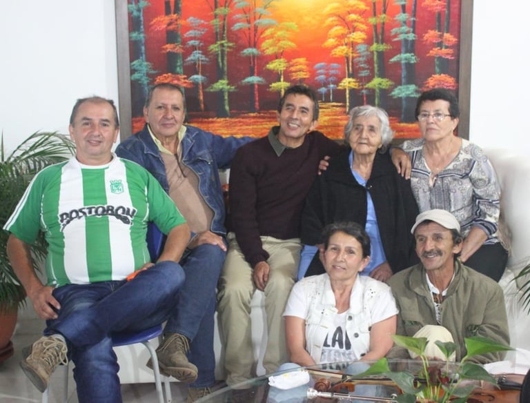 Madre y hermanos del poeta Jairo Carrasquilla Tobón.