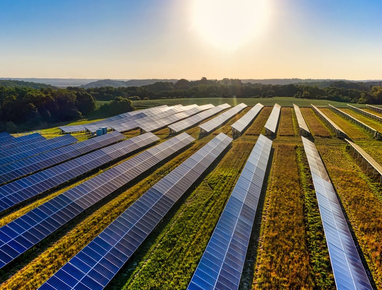 champ de panneau solaires vue drone