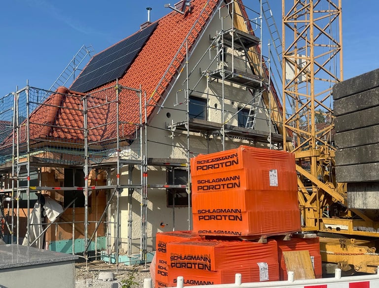 Baustelle eines Wohngebäudes während der energetischen Baubegleitung mit Poroton‑Mauerwerk