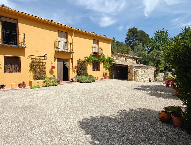 quiero que se abra otra pestaña con información de la vivienda y varias fotos 