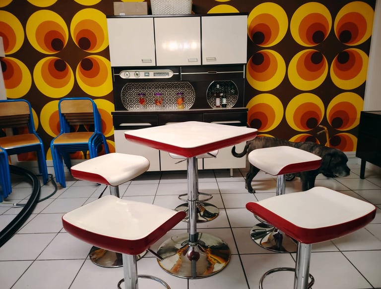 Boutique de mode rétro et accessoires vintage exposés dans l'espace shopping du garage.