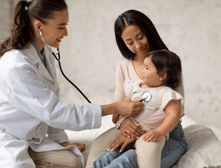 Doctor brindando atención médica a niño y adulto mayor en casa en Quito con servicio 24 horas