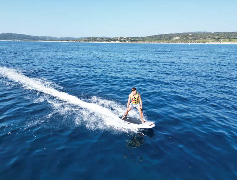 location et leçons efoil et surf electrique dans la baie de Pampelonne