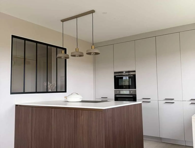 cuisine sur mesure en noyer à Tourville sur Odon par Baïa Home