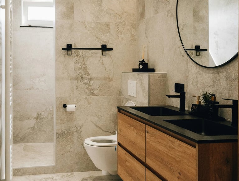 Salle de bain sur mesure avec meuble double vasque bois et carrelage effet pierre, projet Baïa Home à Caen