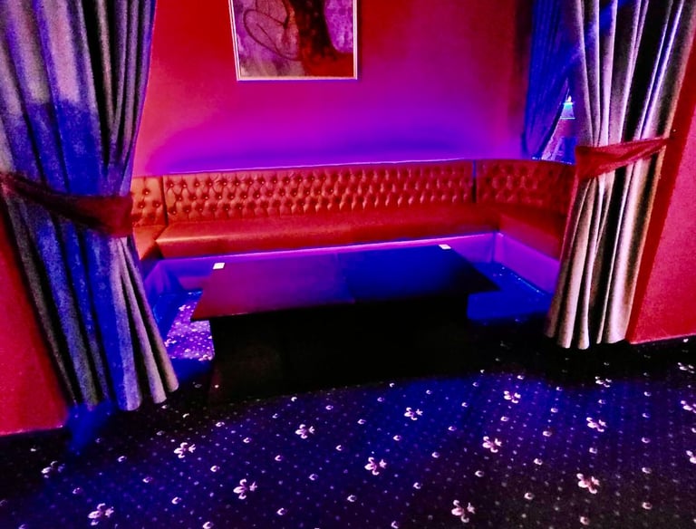 canapea de piele rosie pentru casino