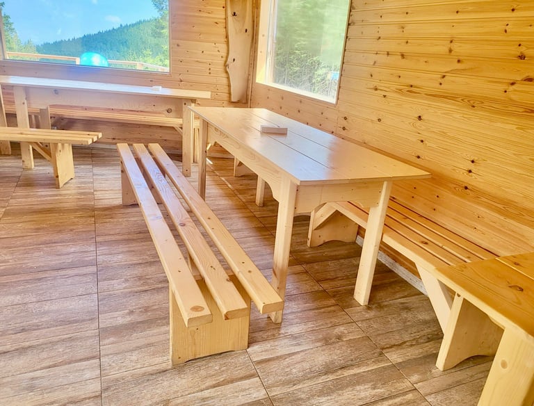 mobilier din lemn masiv pentru terasa