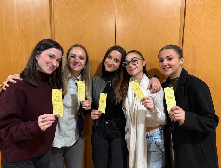 Comunidad local apoyando la marca Els Ulls de la Terreta con marcapáginas