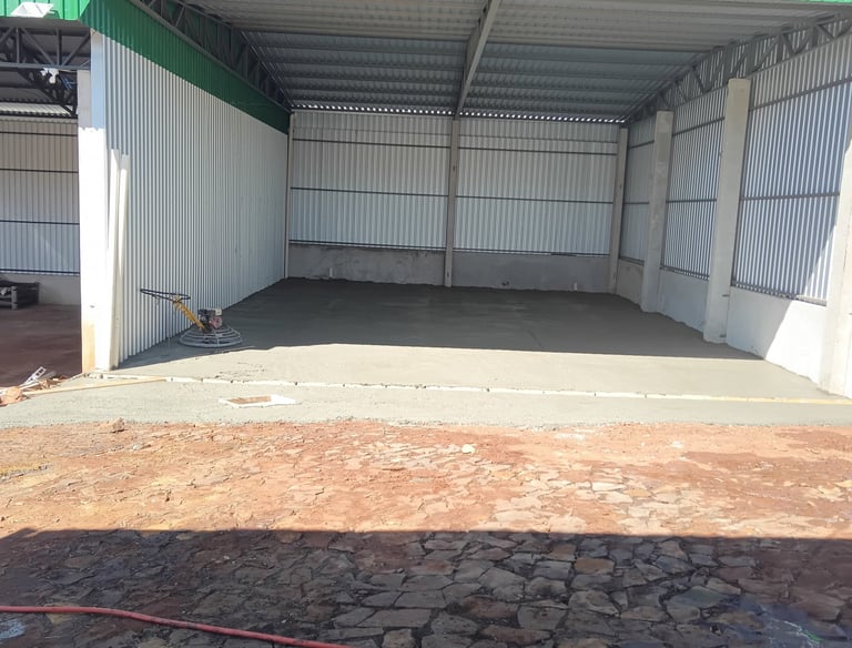 Piso de concreto de alta resistência para galpão agrícola com estrutura metálica, ideal para máquina