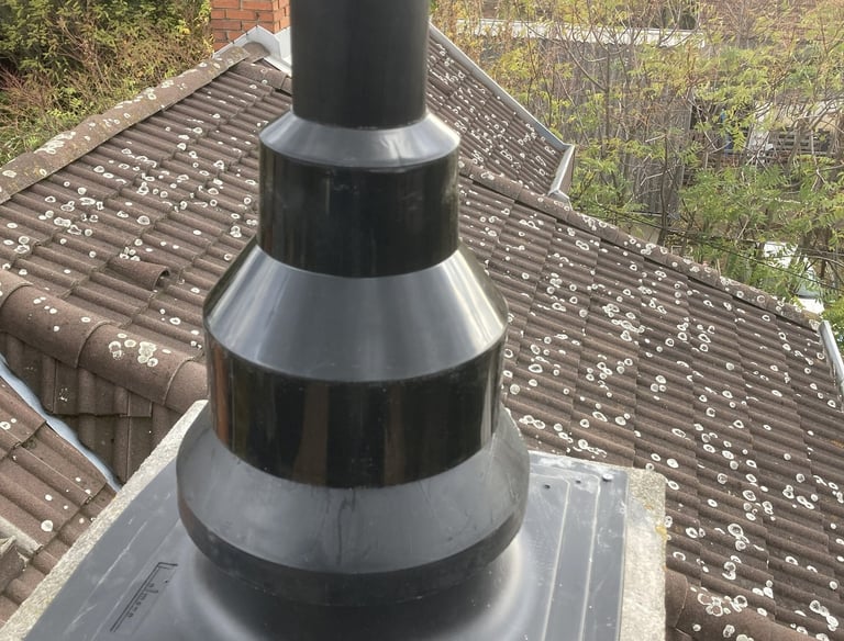 Régi, falazott kémény új, UV-álló, PPS kitorkollása bélelés után.