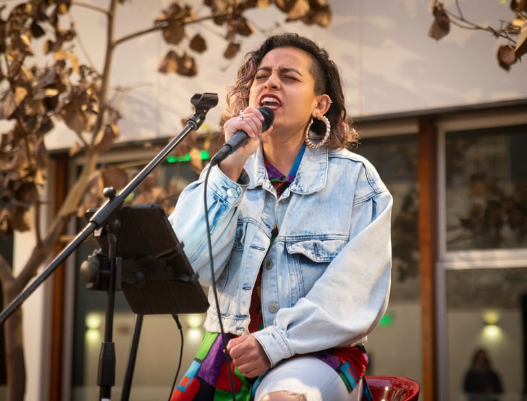 Lorena Uría cantando en el CentroCultural El Británico, en un tributo a las Divas del Pop Británico.