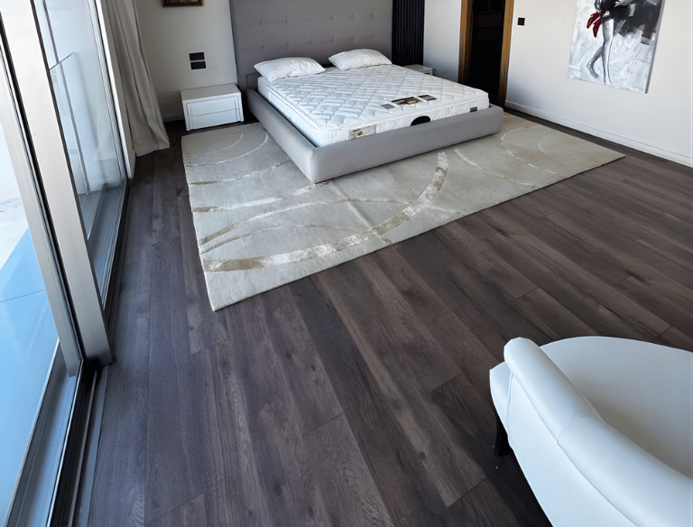 parquet massif au Maroc installation sol intérieur bois moderne et finition élégante