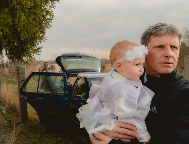 Wesele, dziecko w objęciach dziadka, w drodze na slub, Opole