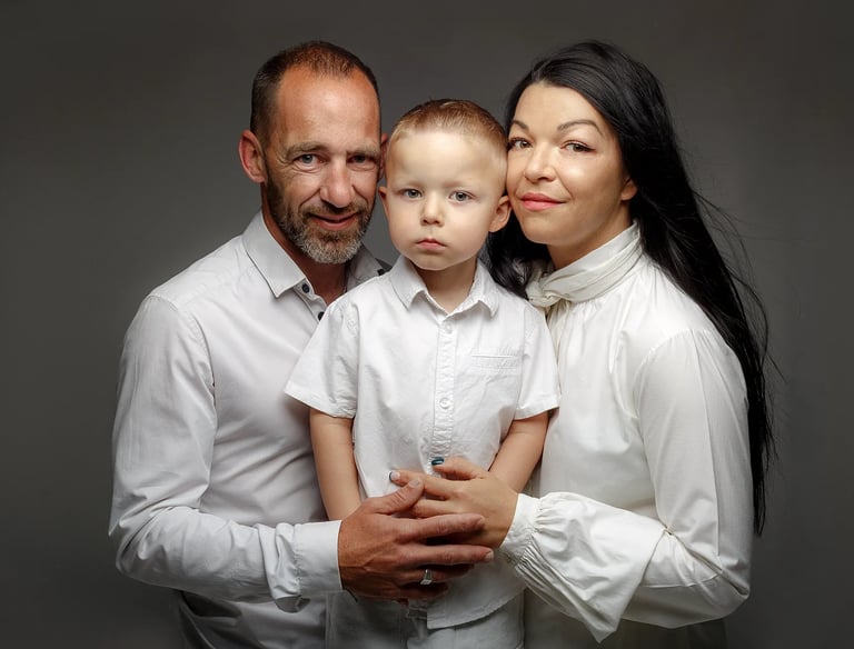 une famille pose en studio
